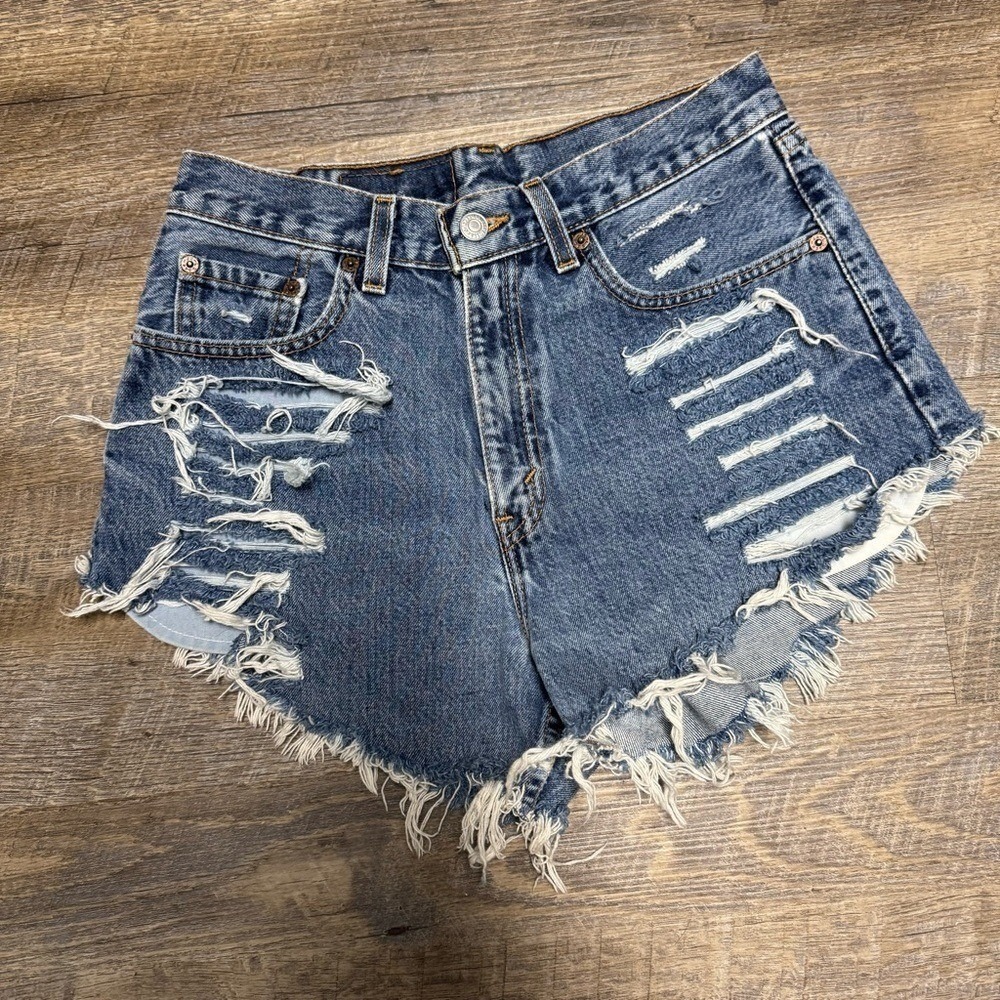 Vintage Levi's Distressed Cut-Off Denim Shorts – Size 6 - Picture 3 of 6